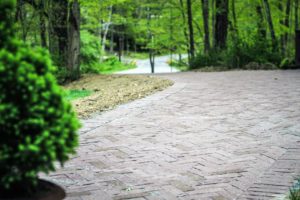 how much does it cost to pave a driveway