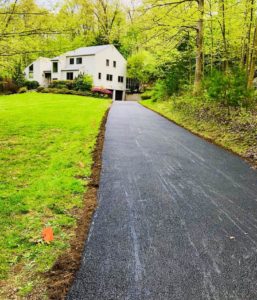 how much does it cost to pave a driveway