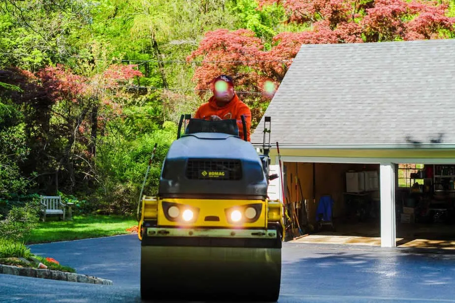 asphalt sealcoating and maintenance